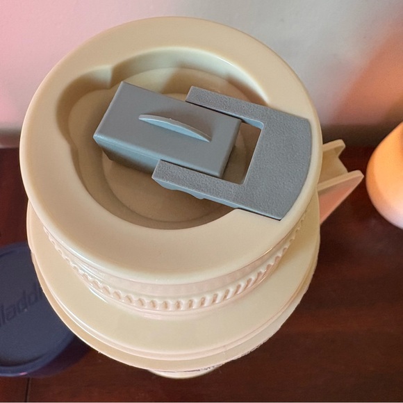 Aladdin Vintage 1960’s Thermos - 1 Quart - Vacuum Bottle - Cream, Red, Blue - Picture 7 of 12